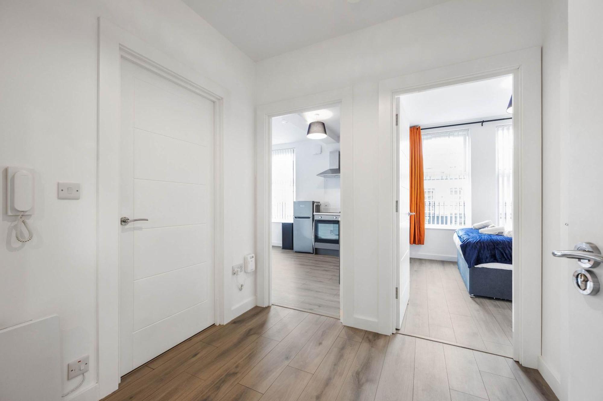 Inviting And Modern 2 Bedroom Walk To Centre *